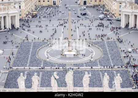 Città del Vaticano - Vaticano - 25 Marzo 2015: Piazza San Pietro - è un massiccio plaza situato direttamente di fronte alla Basilica di San Pietro, l'enclave papale in Foto Stock