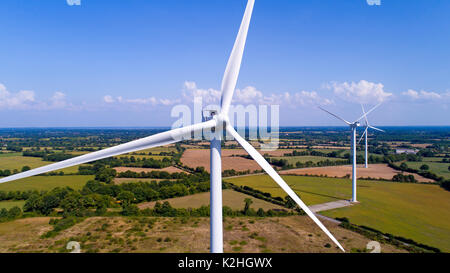 Le turbine eoliche in un campo vicino a Sainte Pazanne, Francia Foto Stock