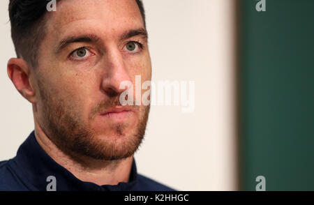 Repubblica di Irlanda è Stephen Ward nel corso di una conferenza stampa presso la FAI Centro Nazionale di Allenamento, Abbotstown. Foto Stock