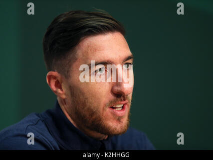 Repubblica di Irlanda è Stephen Ward nel corso di una conferenza stampa presso la FAI Centro Nazionale di Allenamento, Abbotstown. Foto Stock