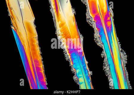 Variopinto colpo microscopiche di nitrato di sodio microcristalli in luce polarizzata Foto Stock