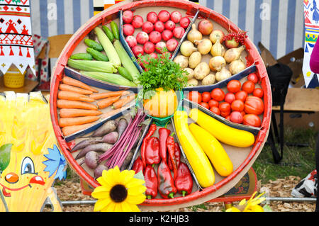 Le verdure vengono venduti presso la fiera della contea. Foto Stock