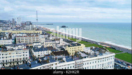 Vista aerea della città di Brighton e Hove verso la spiaggia e due piloni Foto Stock