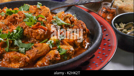 Vista ravvicinata di un delizioso pollo tikka masala con spezie indiane Foto Stock