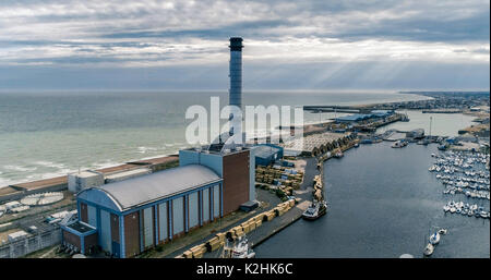 Vista aerea della stazione di energia in un porto commerciale sulle rive di un fiume bocca in Inghilterra del Sud Foto Stock