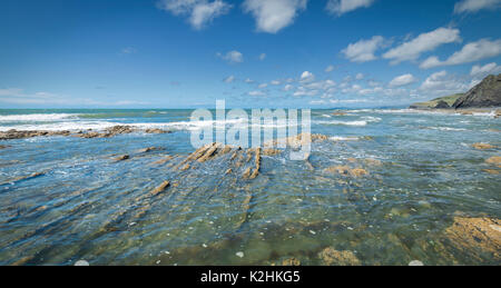 Vista panoramica su blu oceano chiaro,rocce e dirupi Foto Stock