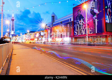 Sentieri di luce dalle biciclette a cavallo lungo la Promenade di Blackpool nella parte anteriore del Madame Tussauds Waxworks durante la corsa annuale Luci caso all'inizio Foto Stock