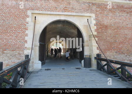 Storico ponte levatoio all'gatealley ingresso alla città pittoresca Alba Iulia, Romania. Foto Stock