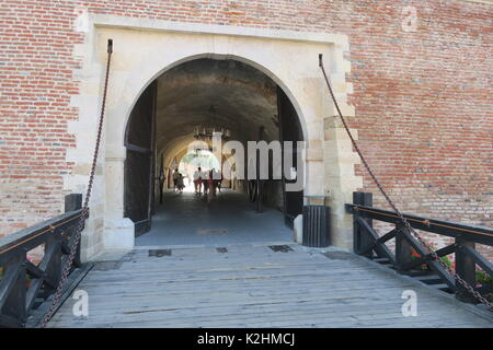 Storico ponte levatoio all'gatealley ingresso alla città pittoresca Alba Iulia, Romania. Foto Stock