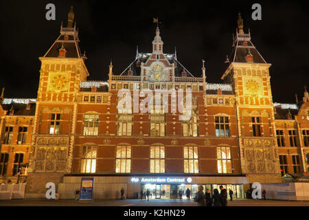 Centraal Station si trova a Amsterdam, Paesi Bassi di notte Foto Stock