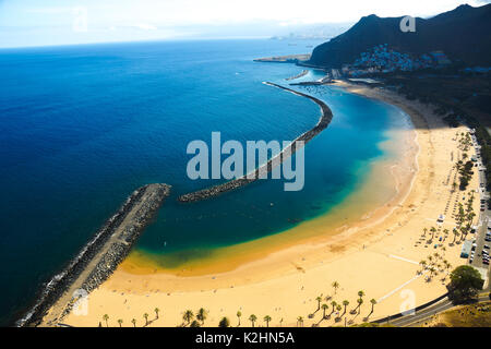 Una vista delle importazioni di spiaggia di sabbia dorata di Playa De Las Teresitas situato a Tenerife, Spagna Foto Stock