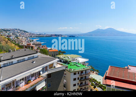 Vista panoramica di Napoli con il Vesuvio sullo sfondo, Italia Foto Stock