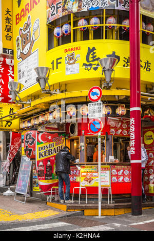 Una strada per lo shopping con insegne luminose nel quartiere Shibuya di Tokyo, Giappone, Asia. Foto Stock