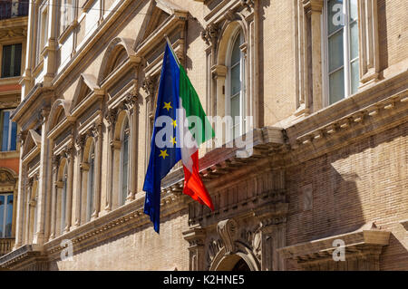 Italiano e Unione europea bandiere sulla facciata di un edificio in Roma, Italia Foto Stock