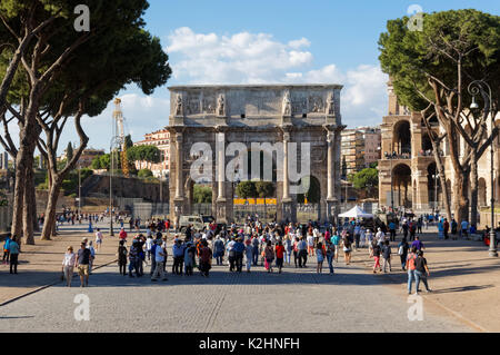 I turisti di fronte all'Arco di Costantino, Roma, Italia Foto Stock