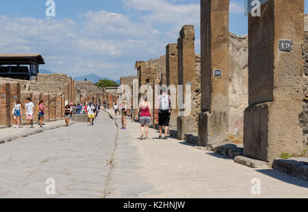 I turisti che visitano le rovine romane di Pompei, Italia Foto Stock