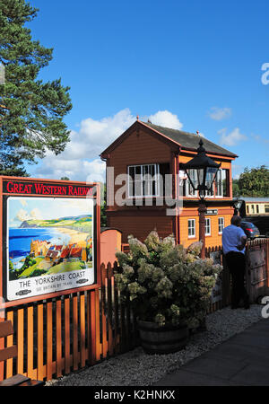 La casella Segnale, conserve di Great Western Railway poster e lampada a Arley on Severn Valley Railway, Shropshire. Foto Stock