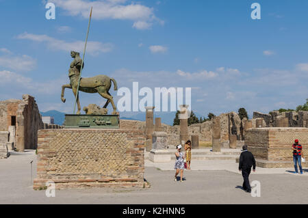 Igor Mitoraj scultura in bronzo presso le rovine romane di Pompei, Italia Foto Stock