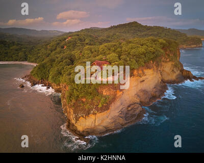 Casa sulla roccia in ocean bay vista aerea tramonto Foto Stock