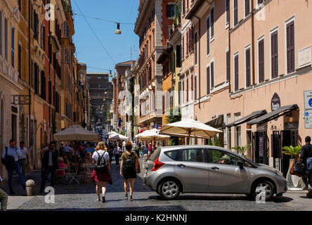 Turisti sul Borgo Pio, strada di Roma, Italia Foto Stock