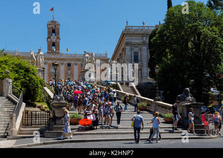 I turisti sulla cordonata scalinata e Piazza del Campidoglio con il Palazzo Senatorio, Roma, Italia Foto Stock