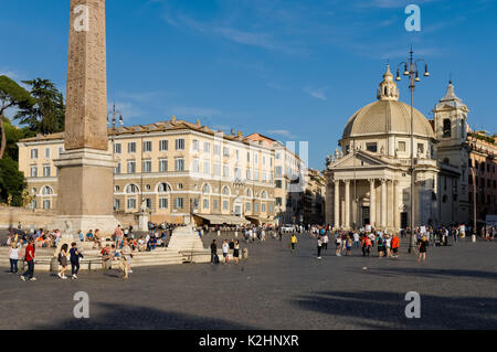 Piazza del Popolo di Santa Maria di Montesanto chiesa in background, Roma, Italia Foto Stock