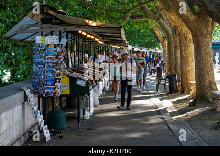 Mercato di strada lungo il fiume Tevere a Roma, Italia Foto Stock