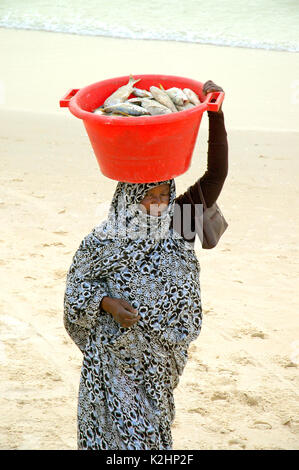 Pescivendolo. Nouakchott, Mauritania Foto Stock