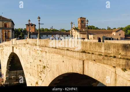 La gente che camminava sul Pons Cestio a Roma, Italia Foto Stock