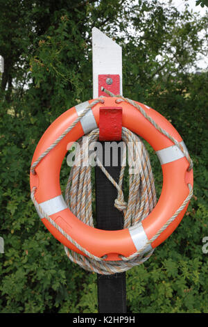 Un lifebelt e la corda dal canale a Foxton si blocca sul Grand Union Canal, Leicestershire Foto Stock