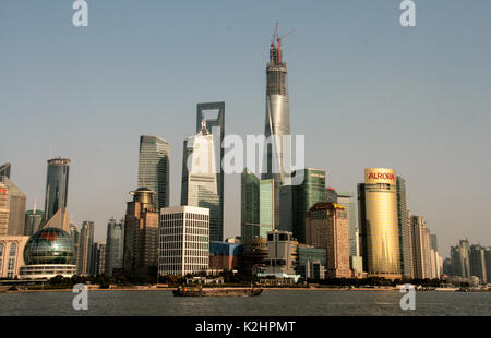 Shanghai, Cina - Maggio. 20, 2016: bella shanghai bund vista dal fiume Huangpu nel crepuscolo, compresi molti famosi luoghi di interesse di Shanghai. Foto Stock