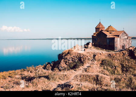 Antica Chiesa in Armenia. Monastero di Hayravank sulla riva del lago Sevan. Destinazione di viaggio. Concetto di viaggio e di esplorazione. Foto Stock