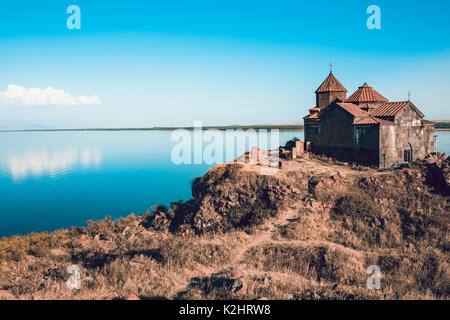 Antica Chiesa in Armenia. Monastero di Hayravank sulla riva del lago Sevan. Destinazione di viaggio. Concetto di viaggio e di esplorazione. Foto Stock