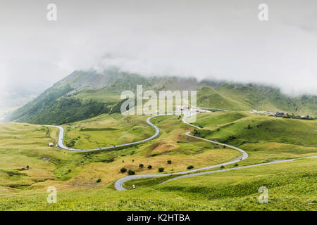 Le Alpi Francesi, strada di montagna Col du Lautaret, 2057 metri sopra il livello del mare. Foto Stock