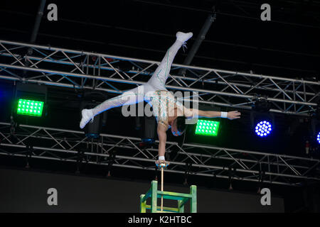 Il cinese acrobat Suining ragazzo con sedia alta alla Cina Festival 2017 a Colonia, in Germania. Foto Stock