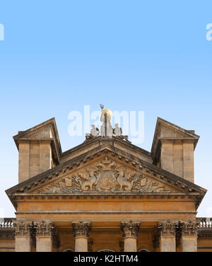 Blenheim Palce, Woodstock. Regno Unito, vista di frontone sopra il portico del Nord ingresso principale, statue includono Britannia con trident e due Legati schiavi Foto Stock