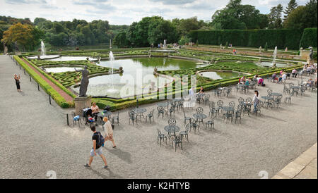 Blenheim Palce, Woodstock. Nel Regno Unito, in vista dei giardini d'acqua guardando verso Ovest., turisti godendo teatime. Foto Stock