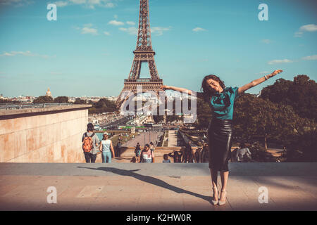 Libero, felice allegro giovane donna con le mani fino, godendo di Eifel torre a Parigi, Francia. Bellezza ragazza. La libertà e la felicità, godimento, concetto di viaggio. Foto Stock