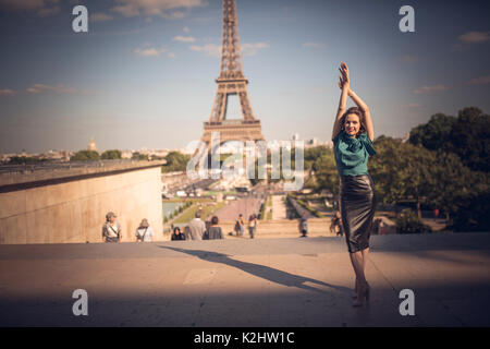 Libero, felice allegro giovane donna con le mani fino, godendo di Eifel torre a Parigi, Francia. Bellezza ragazza. La libertà e la felicità, godimento, concetto di viaggio. Foto Stock