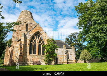 Seton Collegiata cappella, Chiesa medievale costruita dal Signore Seton mancanti di spire contro il cielo blu, East Lothian, Scozia, Regno Unito Foto Stock