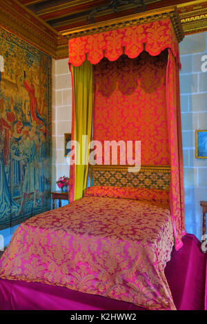 Camera da letto di cinque Queens a Chateau de Chenonceau, Valle della Loira, in Francia. Il letto è di colore rosso e viola la seta brocade fabric con oro fili tessuti a. Foto Stock