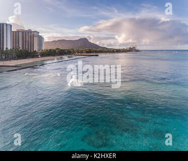 Vista aerea del Diamond Head, l'oceano e la spiaggia in Waikiki Hawaii Honolulu Foto Stock