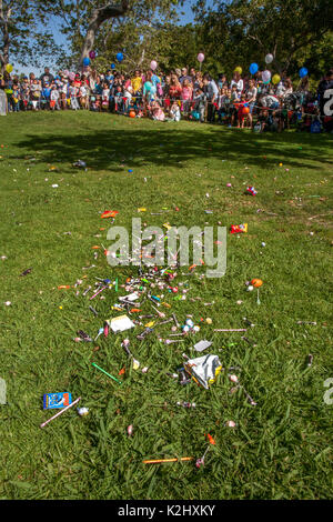 Pasqua caccia al premio voci sono sparsi sul prato di un parco in Costa Mesa, CA, come una folla di bambini e genitori di attendere per un segnale di hostess per rush over e avviare la ricerca. Foto Stock