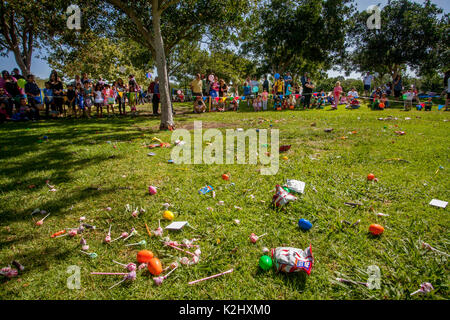 Pasqua caccia al premio voci sono sparsi sul prato di un parco in Costa Mesa, CA, come una folla di bambini e genitori di attendere per un segnale di hostess per rush over e avviare la ricerca. Foto Stock