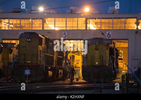 Trasporto merci Diesel locomotive sono allineati in corrispondenza di un cantiere ferroviario capannone di manutenzione in Roseville, CA. Foto Stock
