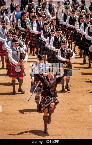 Un kilted grande tamburo porta la sua bacchetta mentre conduce una scozzese Marching Band a un festival etnico in Costa Mesa, CA. Foto Stock