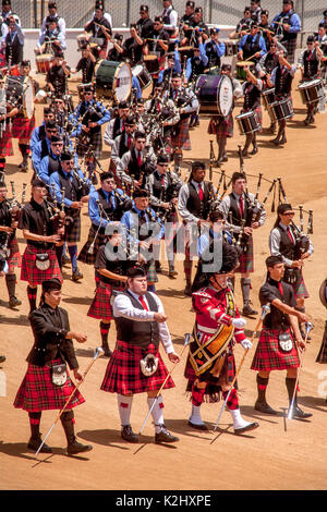 Un kilted grande tamburo porta la sua bacchetta mentre conduce una scozzese Marching Band a un festival etnico in Costa Mesa, CA. Foto Stock