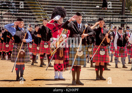 Un kilted grande tamburo porta la sua bacchetta mentre conduce una scozzese Marching Band a un festival etnico in Costa Mesa, CA. Foto Stock