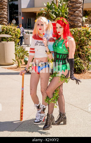 Stranamente in costume per adulti giovani partecipanti al comic book convention WonderCon pongono futuristically fuori all'Anaheim, CA, Convention Center. Foto Stock