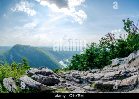 Incredibile vista dal monte Tammany in New Jersey. Montagna e del fiume in primo piano. Sole che splende attraverso le nuvole sullo sfondo Foto Stock